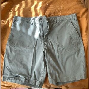 Gap Essential Khaki 10 inch Short